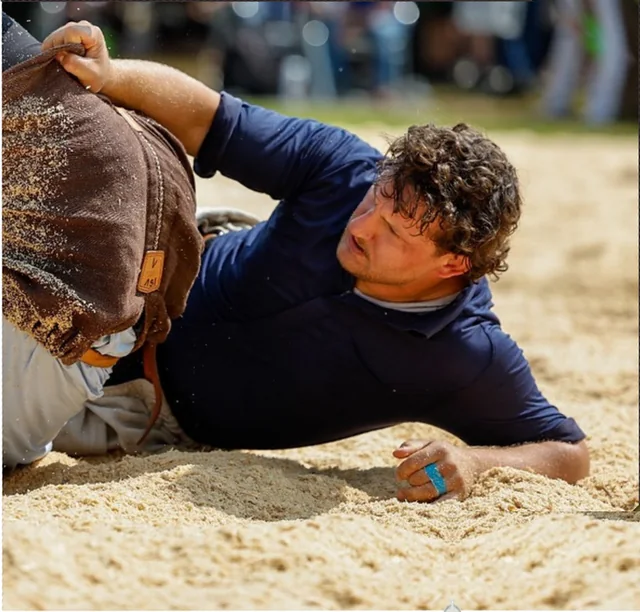 Lario Kramer beim Schwingen im Sägemehl